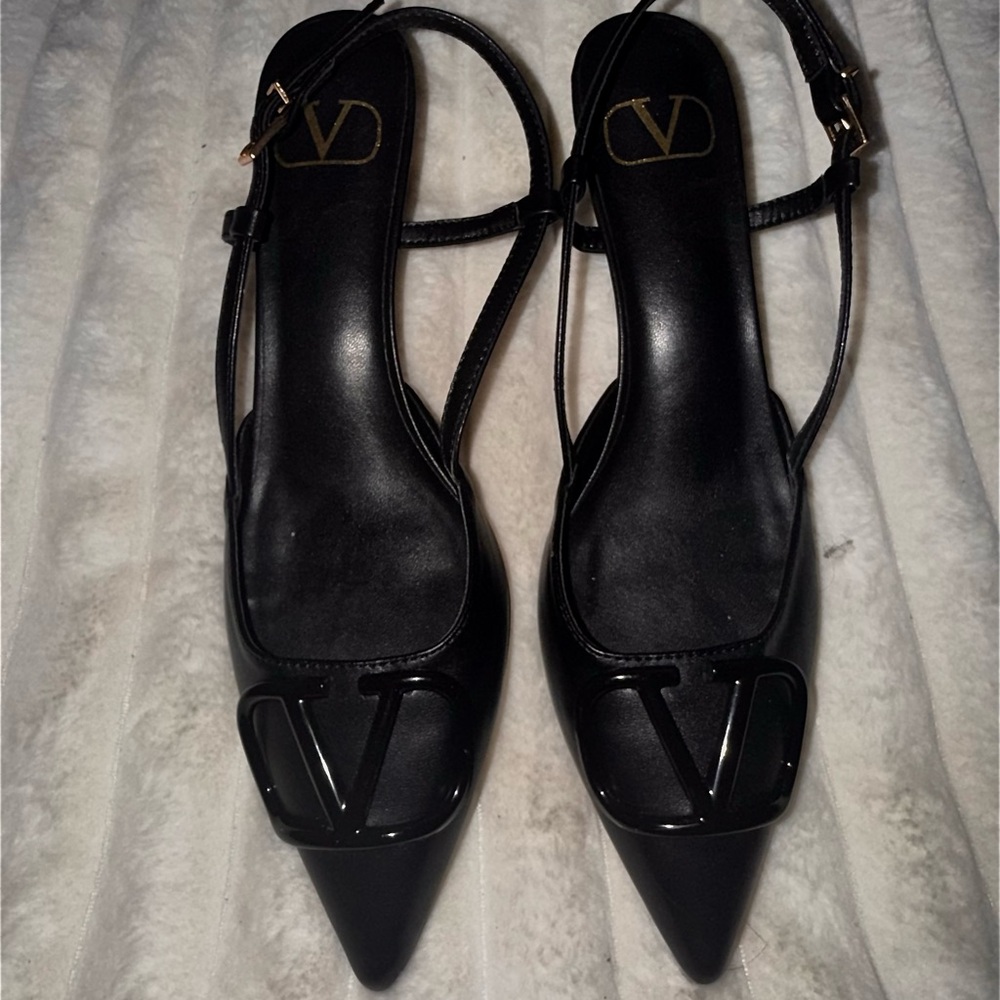 Valentino Garavani VLogo Signature slingback pumps in classic black